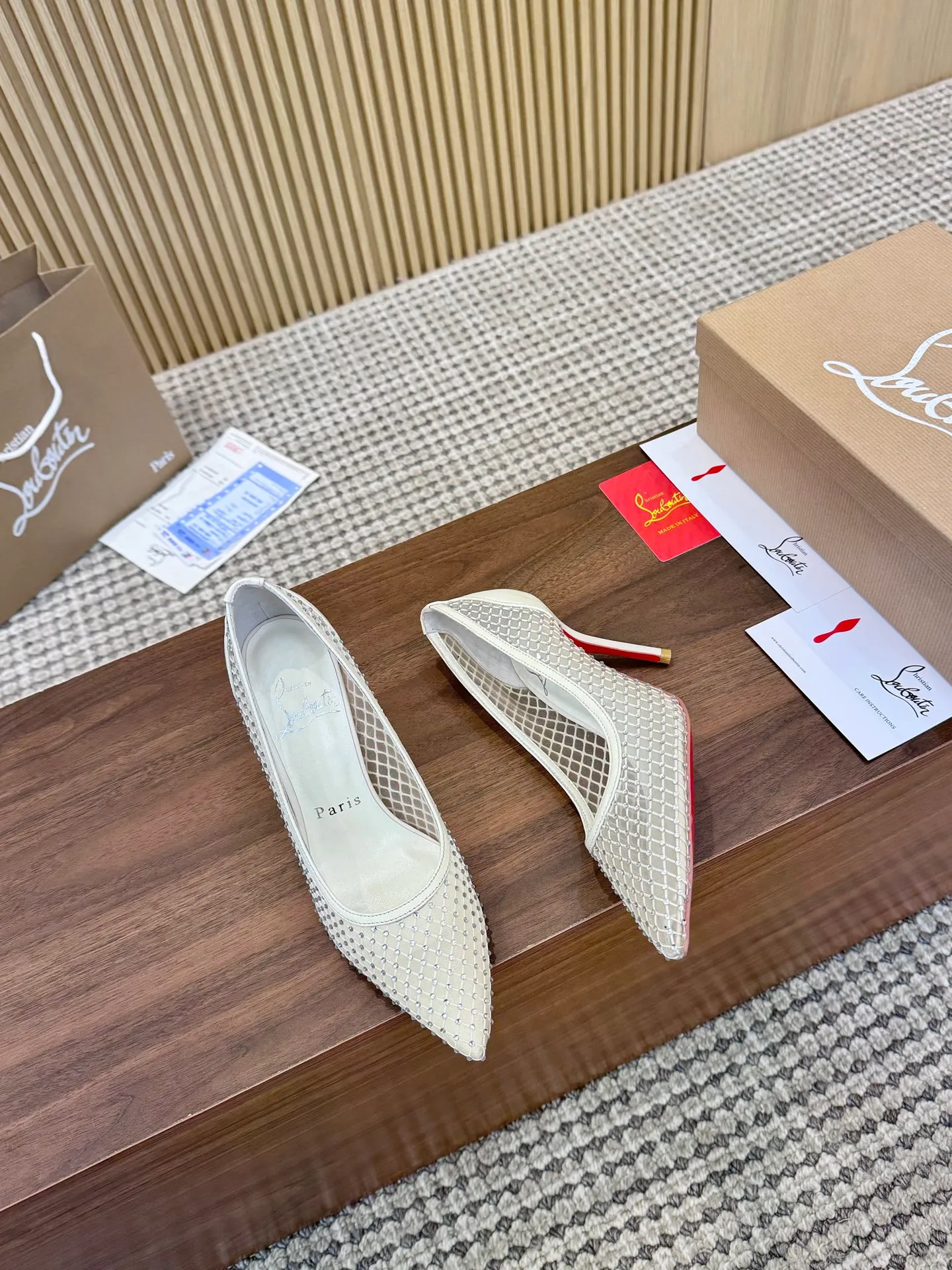 👟👟Ex-factory price 440👟👟 Genuine leather sole +40 Year-round shipment💝Christian Louboutin CL👠 Classic "💎Cow Patent Leather💎Series" noble and luxurious, real blingbling✨ Real materials, all customized by the pattern maker, and the materials are made of original customized materials, achieving the taste of the original 6 color options💍 Upper: imported 👉cow patent leather💪 lining: sheepskin foot pad/lining code number: 34-40.41.42 heel height: two options: 10.5cm and 8.5cm